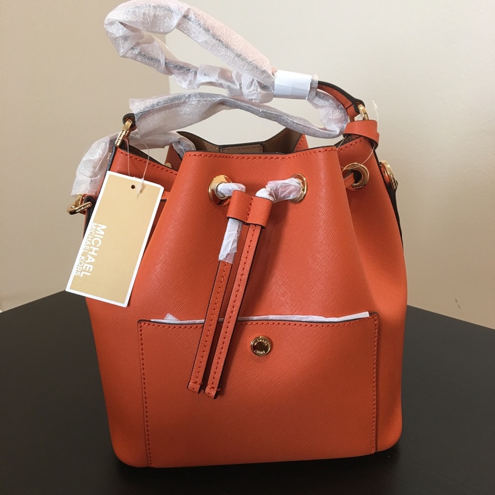 Michael kors bucket bag